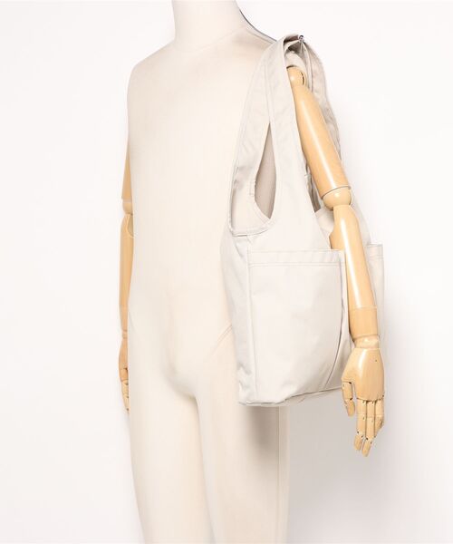 THE NORTH FACE(ザノースフェイス)の「国内未発売 THE NORTH FACE(ザ ノース フェイス) / トートバッグ / ショルダーバッグ / WL TRIG BAG / トリッグバッグ(トートバッグ・レディース・クリーム/ブラック・FREE)」の14枚目の写真