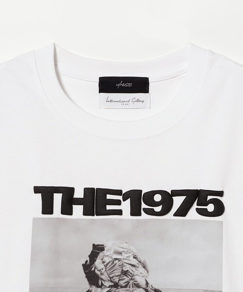 International Gallery BEAMS(インターナショナルギャラリービームス)の「【別注】U/MUSIC × IG / THE 1975 グラフィック Tシャツ(Tシャツ/カットソー・メンズ・ホワイト・X-LARGE/LARGE/MEDIUM/SMALL)」の2枚目の写真