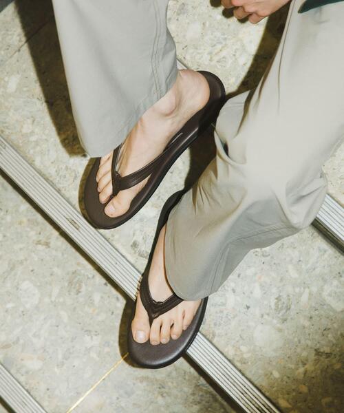 ISLAND SLIPPER(アイランドスリッパ)の「『別注』ISLAND SLIPPER×URBAN RESEARCH ナローストラップサンダル(サンダル・メンズ・ブラック/ブラウン・8/9/10/11)」の2枚目の写真