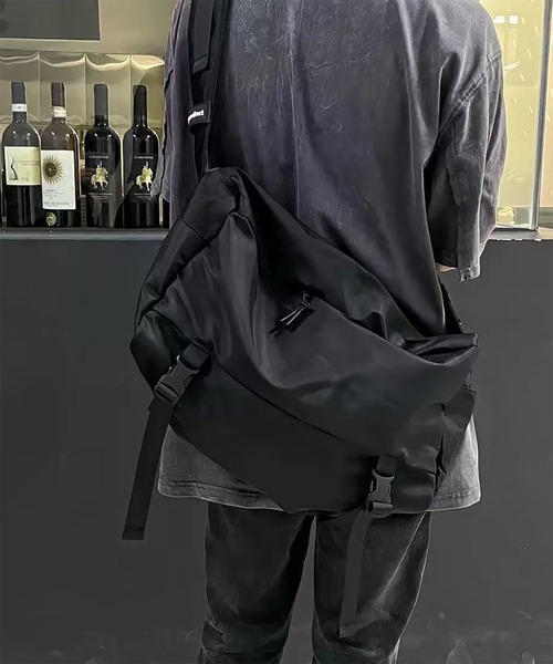 WESTBOY(ウエストボーイ)の「ストリート ユニセックス ナイロン メッセンジャーバッグ WO26S16BG38(ショルダーバッグ・メンズ・ブラック・FREE)」の2枚目の写真