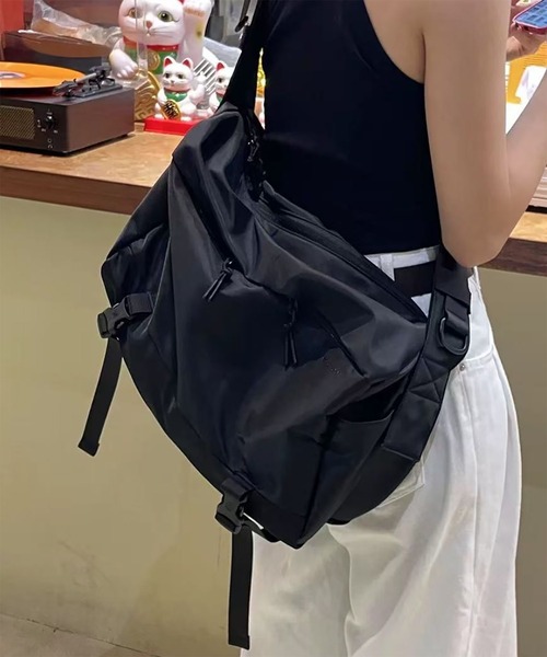 WESTBOY(ウエストボーイ)の「ストリート ユニセックス ナイロン メッセンジャーバッグ WO26S16BG38(ショルダーバッグ・メンズ・ブラック・FREE)」の4枚目の写真