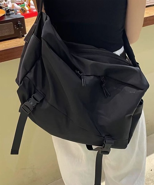 WESTBOY(ウエストボーイ)の「ストリート ユニセックス ナイロン メッセンジャーバッグ WO26S16BG38(ショルダーバッグ・メンズ・ブラック・FREE)」の5枚目の写真