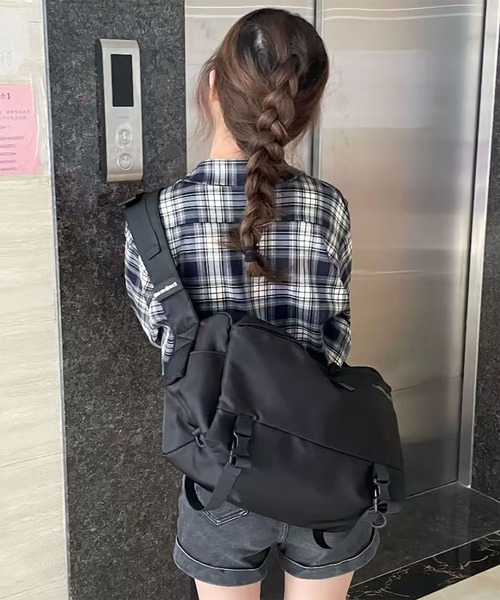 WESTBOY(ウエストボーイ)の「ストリート ユニセックス ナイロン メッセンジャーバッグ WO26S16BG38(ショルダーバッグ・メンズ・ブラック・FREE)」の11枚目の写真