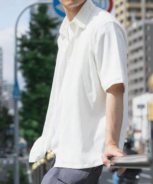 ITEMS URBANRESEARCH(アイテムズ アーバンリサーチ)の「ジオメレース レギュラーカラー 半袖シャツ(シャツ/ブラウス・メンズ・ホワイト/ブラック・MEDIUM/LARGE)」の3枚目の写真