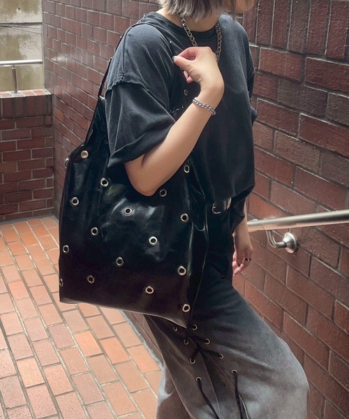 CONVERSE(コンバース)の「【CONVERSE TOKYO】EYELET SHOPPING TOTE BAG / アイレット / ショッピングバッグ トートバッグ / 2WAY(トートバッグ・レディース・ブラック/グレー/ブラウン・FREE)」の2枚目の写真