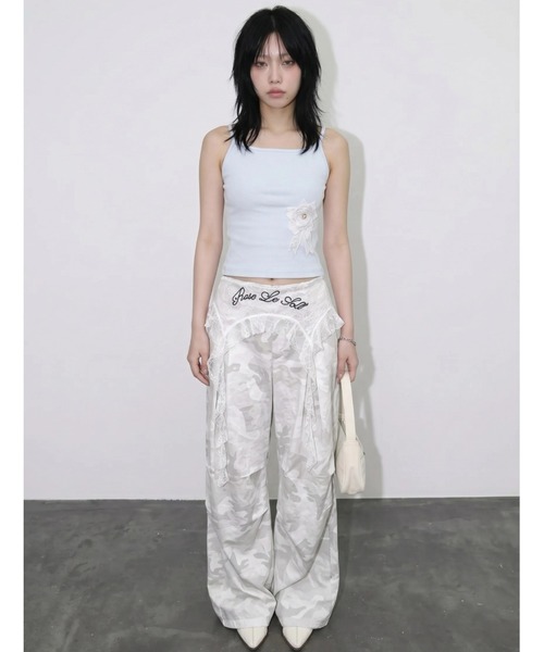 .KOM（ドットコム）の「A'GEM/9 × .kom 『.KOM/ドットケーオーエム』LACE LAYERED CAMO WIDE PANTS / レースレイヤードカモワイドパンツ（その他パンツ・レディース・グレー/ピンク・S）」の4枚目の写真