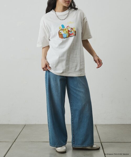 COLONY 2139(コロニートゥーワンスリーナイン)の「ConVenir/ザ・シンプソンズ/ソファTシャツ(Tシャツ/カットソー・メンズ・ホワイト/ブラック・LARGE/MEDIUM)」の8枚目の写真