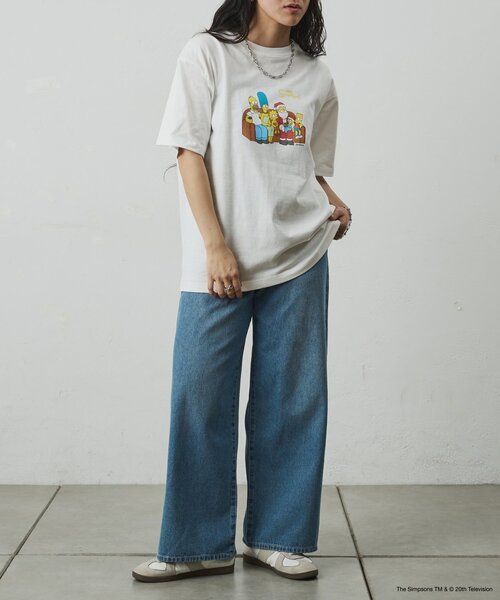 COLONY 2139(コロニートゥーワンスリーナイン)の「ConVenir/ザ・シンプソンズ/ソファTシャツ(Tシャツ/カットソー・メンズ・ホワイト/ブラック・LARGE/MEDIUM)」の10枚目の写真