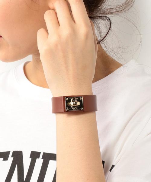 coen(コーエン)の「ワイドレザーブレスレット(ホワイト⇒WEB限定カラー)◆(バングル/リストバンド・レディース・ホワイト/ブラック/ブラウン/マスタード・FREE)」の4枚目の写真