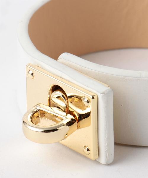 coen(コーエン)の「ワイドレザーブレスレット(ホワイト⇒WEB限定カラー)◆(バングル/リストバンド・レディース・ホワイト/ブラック/ブラウン/マスタード・FREE)」の5枚目の写真