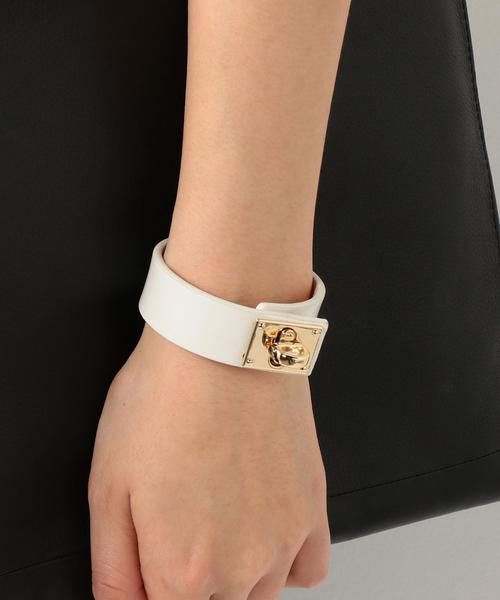 coen(コーエン)の「ワイドレザーブレスレット(ホワイト⇒WEB限定カラー)◆(バングル/リストバンド・レディース・ホワイト/ブラック/ブラウン/マスタード・FREE)」の8枚目の写真