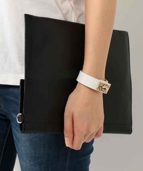 coen(コーエン)の「ワイドレザーブレスレット(ホワイト⇒WEB限定カラー)◆(バングル/リストバンド・レディース・ホワイト/ブラック/ブラウン/マスタード・FREE)」の9枚目の写真