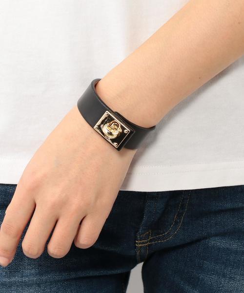 coen(コーエン)の「ワイドレザーブレスレット(ホワイト⇒WEB限定カラー)◆(バングル/リストバンド・レディース・ホワイト/ブラック/ブラウン/マスタード・FREE)」の10枚目の写真