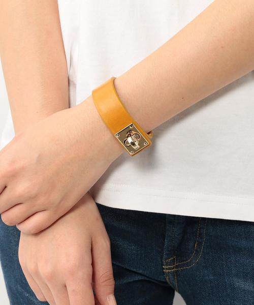 coen(コーエン)の「ワイドレザーブレスレット(ホワイト⇒WEB限定カラー)◆(バングル/リストバンド・レディース・ホワイト/ブラック/ブラウン/マスタード・FREE)」の13枚目の写真