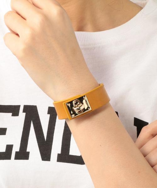 coen(コーエン)の「ワイドレザーブレスレット(ホワイト⇒WEB限定カラー)◆(バングル/リストバンド・レディース・ホワイト/ブラック/ブラウン/マスタード・FREE)」の14枚目の写真