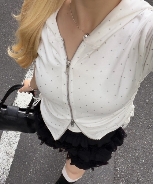 continuer de NICE CLAUP(コンティニューデナイスクラップ)の「ドロスト半袖ZIPUPパーカー(Tシャツ/カットソー・レディース・その他12/ブラック系その他/ホワイト系その他/オフホワイト/ブラック・FREE)」の2枚目の写真