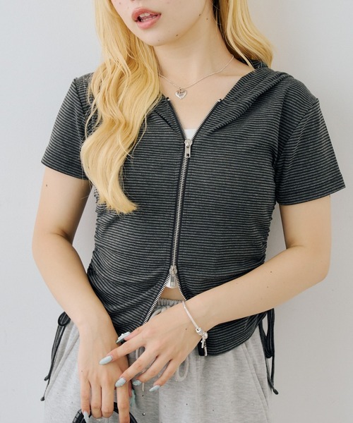 continuer de NICE CLAUP(コンティニューデナイスクラップ)の「ドロスト半袖ZIPUPパーカー(Tシャツ/カットソー・レディース・その他12/ブラック系その他/ホワイト系その他/オフホワイト/ブラック・FREE)」の5枚目の写真