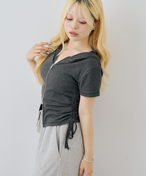 continuer de NICE CLAUP(コンティニューデナイスクラップ)の「ドロスト半袖ZIPUPパーカー(Tシャツ/カットソー・レディース・その他12/ブラック系その他/ホワイト系その他/オフホワイト/ブラック・FREE)」の10枚目の写真