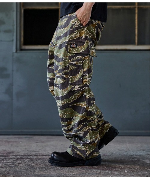 Dickies（ディッキーズ）の「Dickies / ディッキーズ：【別注】 6 POCKET WIDE CARGO PANTS：ONLYARK-3-2616[AST]（カーゴパンツ・メンズ・タイガーカモ/ウッドランド・M/S/L）」の5枚目の写真