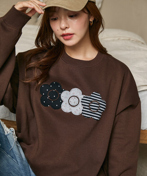 MARY QUANT（マリークワント）の「MARY QUANT × PUBLUX/マリークワント 別注 異素材 ドッキング トリプル デイジー 裏起毛 スウェット　限定展開（スウェット・レディース・グレー/ブラウン/ネイビー/チャコールグレー・ﾌﾘ-）」の3枚目の写真