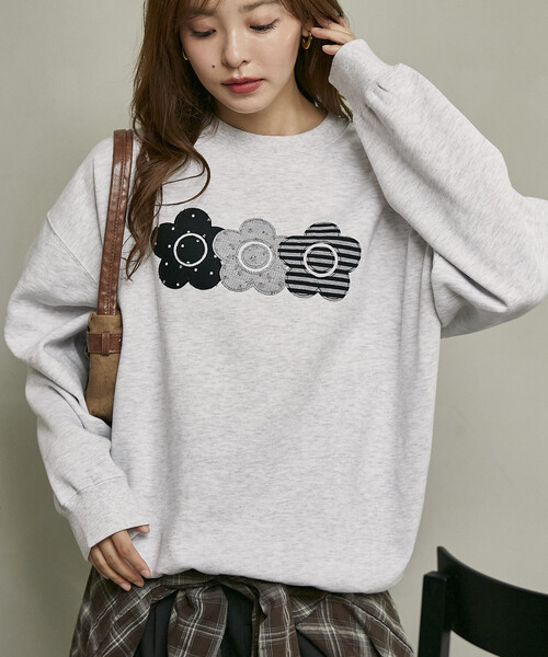 MARY QUANT（マリークワント）の「MARY QUANT × PUBLUX/マリークワント 別注 異素材 ドッキング トリプル デイジー 裏起毛 スウェット　限定展開（スウェット・レディース・グレー/ブラウン/ネイビー/チャコールグレー・ﾌﾘ-）」の5枚目の写真