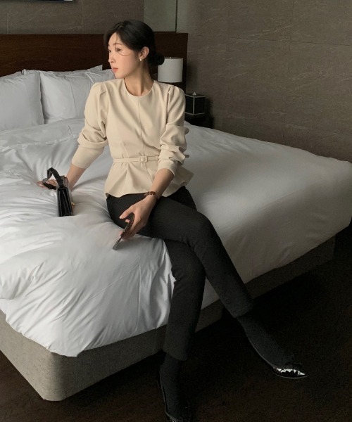 FAVORITO(ファヴォリート)の「クルーネック長袖ブラウス(シャツ/ブラウス・レディース・ブラック/ベージュ/ライトベージュ・F)」の5枚目の写真