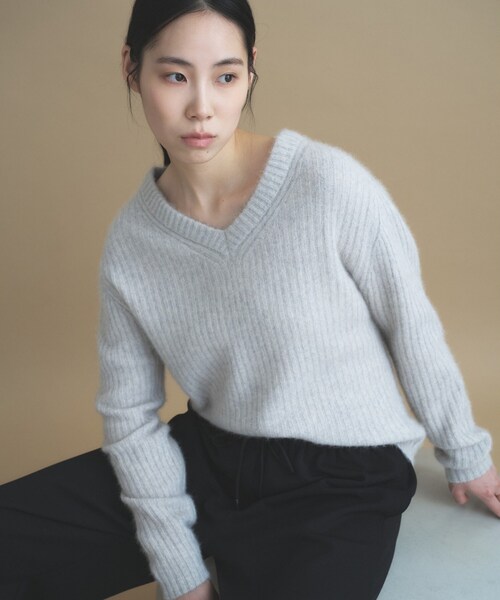 cloenc(クロエンス)の「Relaxy Rich フォックスブレンド Vネックニット(ニット/セーター・レディース・ベージュ系その他7/ブルー系その他7/ブラウン系8・02)」の4枚目の写真
