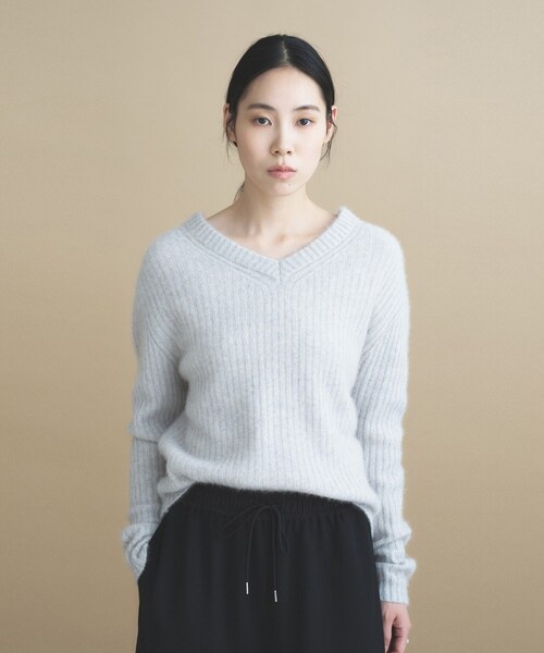 cloenc(クロエンス)の「Relaxy Rich フォックスブレンド Vネックニット(ニット/セーター・レディース・ベージュ系その他7/ブルー系その他7/ブラウン系8・02)」の6枚目の写真