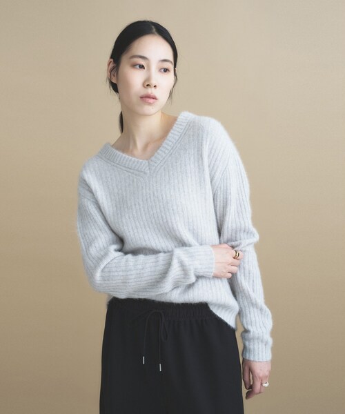 cloenc(クロエンス)の「Relaxy Rich フォックスブレンド Vネックニット(ニット/セーター・レディース・ベージュ系その他7/ブルー系その他7/ブラウン系8・02)」の7枚目の写真