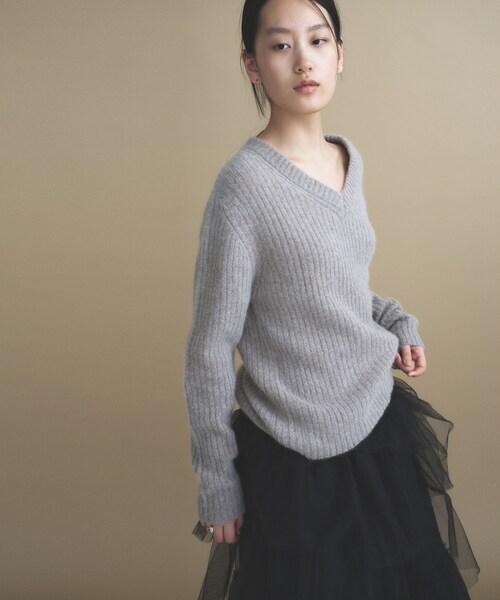 cloenc(クロエンス)の「Relaxy Rich フォックスブレンド Vネックニット(ニット/セーター・レディース・ベージュ系その他7/ブルー系その他7/ブラウン系8・02)」の14枚目の写真