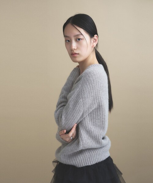 cloenc(クロエンス)の「Relaxy Rich フォックスブレンド Vネックニット(ニット/セーター・レディース・ベージュ系その他7/ブルー系その他7/ブラウン系8・02)」の15枚目の写真