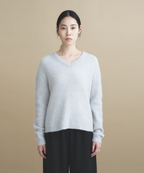 cloenc(クロエンス)の「Relaxy Rich フォックスブレンド Vネックニット(ニット/セーター・レディース・ベージュ系その他7/ブルー系その他7/ブラウン系8・02)」の18枚目の写真