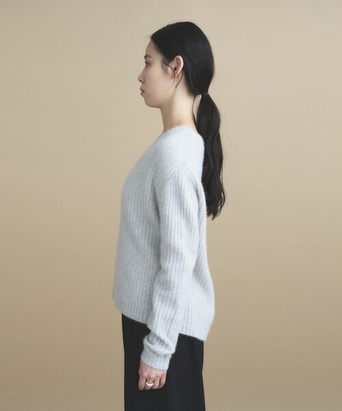 cloenc(クロエンス)の「Relaxy Rich フォックスブレンド Vネックニット(ニット/セーター・レディース・ベージュ系その他7/ブルー系その他7/ブラウン系8・02)」の19枚目の写真