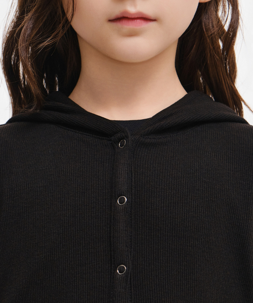 MUSINSA STANDARD KIDS（ムシンサスタンダードキッズ）の「ガールズリブスリムフードパーカージャージカーディガン[ブラック]（カーディガン/ボレロ・レディース・その他・130/120/160/140/150）」の3枚目の写真