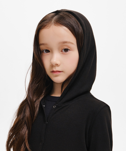 MUSINSA STANDARD KIDS（ムシンサスタンダードキッズ）の「ガールズリブスリムフードパーカージャージカーディガン[ブラック]（カーディガン/ボレロ・レディース・その他・130/120/160/140/150）」の5枚目の写真