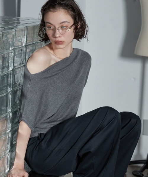 OFROOM(オフルーム)の「【2026秋冬新作】Off-shoulder Knit Top|オフショルニットトップス(ニット/セーター・レディース・グレー/ホワイト/ブラック・FREE)」の1枚目の写真