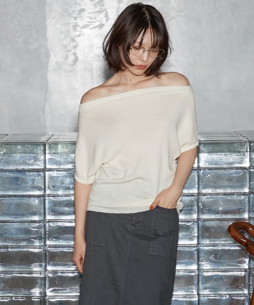OFROOM(オフルーム)の「【2026秋冬新作】Off-shoulder Knit Top|オフショルニットトップス(ニット/セーター・レディース・グレー/ホワイト/ブラック・FREE)」の2枚目の写真