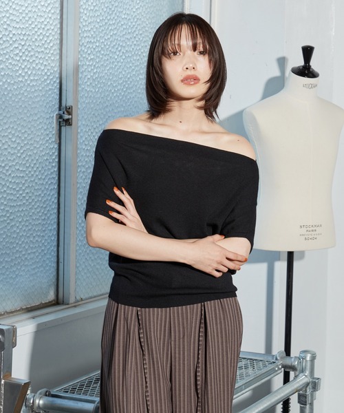 OFROOM(オフルーム)の「【2026秋冬新作】Off-shoulder Knit Top|オフショルニットトップス(ニット/セーター・レディース・グレー/ホワイト/ブラック・FREE)」の3枚目の写真