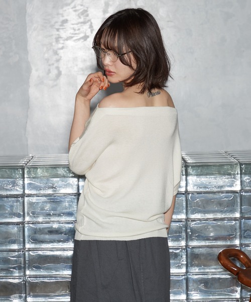 OFROOM(オフルーム)の「【2026秋冬新作】Off-shoulder Knit Top|オフショルニットトップス(ニット/セーター・レディース・グレー/ホワイト/ブラック・FREE)」の21枚目の写真