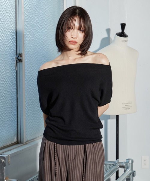 OFROOM(オフルーム)の「【2026秋冬新作】Off-shoulder Knit Top|オフショルニットトップス(ニット/セーター・レディース・グレー/ホワイト/ブラック・FREE)」の22枚目の写真