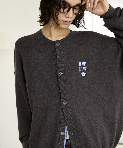 MARY QUANT(マリークワント)の「MARY QUANT × PUBLUX/マリークワント <ユニセックス>別注 ロゴ 配色 クルーネック ニット カーディガン 限定展開(カーディガン/ボレロ・メンズ・グレー/ブラック/ブラウン・SMALL/MEDIUM/LARGE)」の2枚目の写真