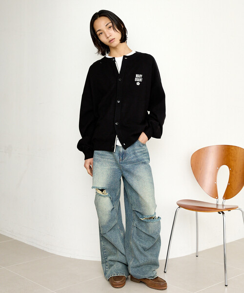 MARY QUANT(マリークワント)の「MARY QUANT × PUBLUX/マリークワント <ユニセックス>別注 ロゴ 配色 クルーネック ニット カーディガン 限定展開(カーディガン/ボレロ・メンズ・グレー/ブラック/ブラウン・SMALL/MEDIUM/LARGE)」の4枚目の写真