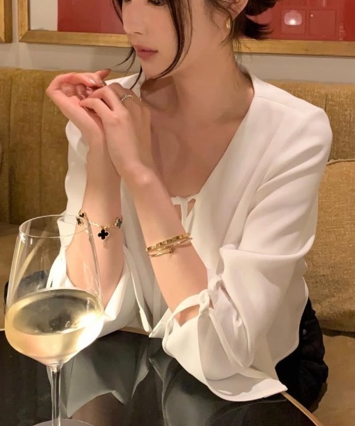 FAVORITO（ファヴォリート）の「Vネックリボンシャツ（シャツ/ブラウス・レディース・オフホワイト・F）」の2枚目の写真