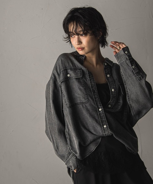 MAYSON GREY(メイソングレイ)の「ゆれるデニム2WAYオーバーシャツ(シャツ/ブラウス・レディース・ネイビー/ライトグレー・M)」の2枚目の写真