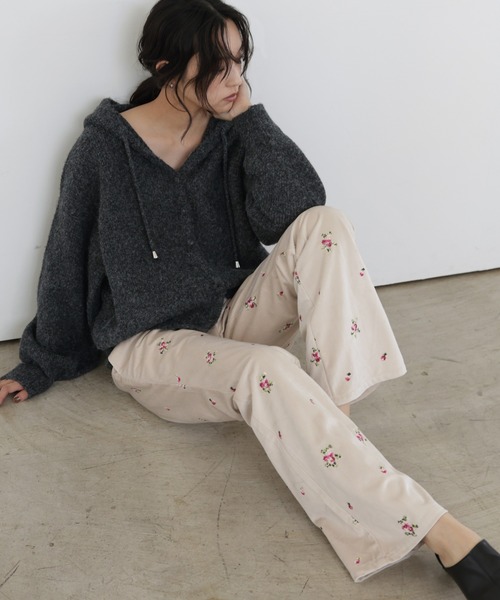 hellam(へラム)の「フラワー刺繍ベロアセミフレアパンツ(その他パンツ・レディース・ブラック/アイボリー/ブラウン・FREE)」の2枚目の写真