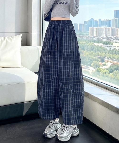 &soiree(アンドソワレ)の「切り替え入りチェック柄バレルパンツ(その他パンツ・レディース・ネイビー/レッド・SMALL/MEDIUM/LARGE/X-LARGE)」の1枚目の写真