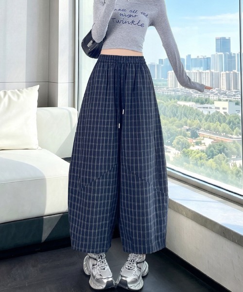 &soiree(アンドソワレ)の「切り替え入りチェック柄バレルパンツ(その他パンツ・レディース・ネイビー/レッド・SMALL/MEDIUM/LARGE/X-LARGE)」の3枚目の写真