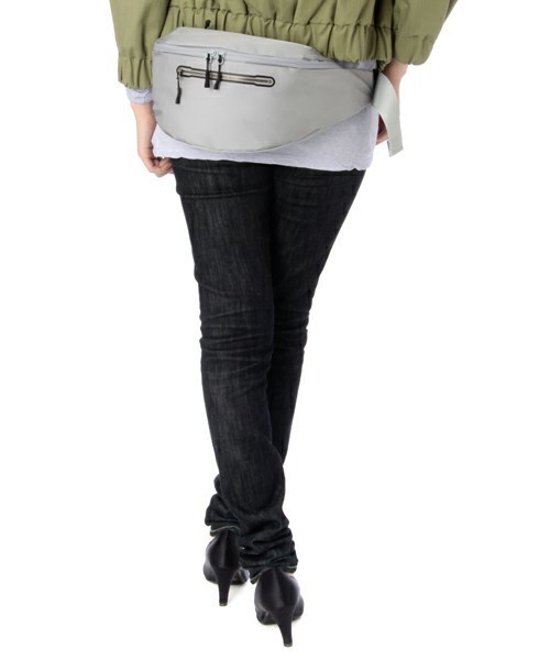 PORTER（ポーター）の「PORTER FUSE WAIST BAG LARGE <B印 YOSHIDA SELECT> 【予約】（ボディバッグ/ウエストポーチ・メンズ・グレー/ブラック/レッド・ONE SIZE）」の13枚目の写真