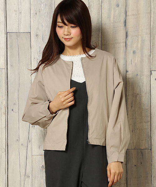 LBC（エルビーシー）の「ノーカラーコクーンスリーブブルゾン（ブルゾン・レディース・ベージュ/ネイビー・MEDIUM/LARGE）」の2枚目の写真