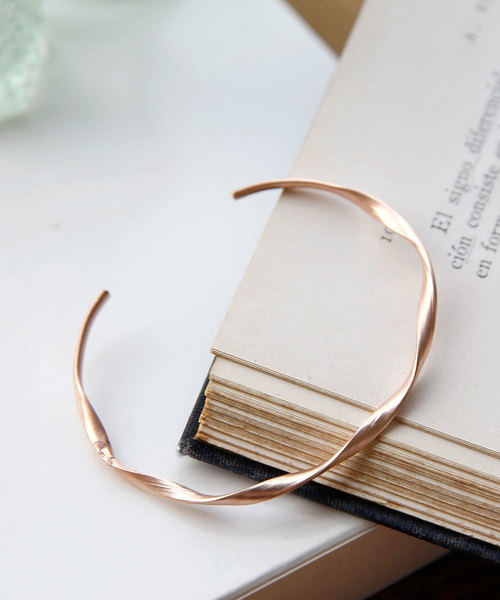 colleca la(コレカラ)の「マットツイストバングル(バングル/リストバンド・レディース・シルバー/ゴールド/ピンクゴールド・フリ-)」の3枚目の写真